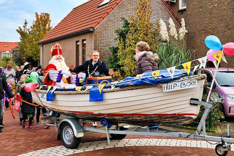 Aankomst van de Sint en zijn Zwarte Pieten in Waarder_044